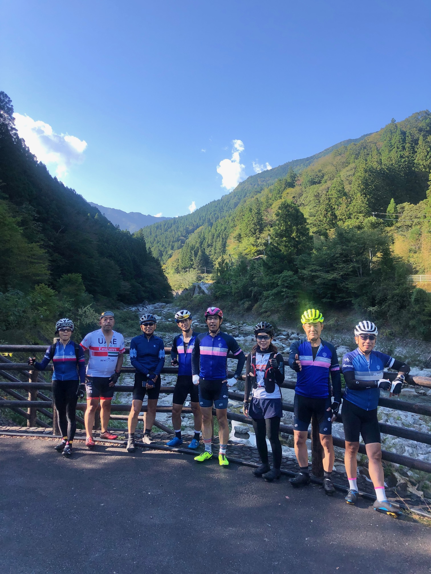チクリ・ピオニエーレのイメージ画像です。競技用自転車に男性が載っています。